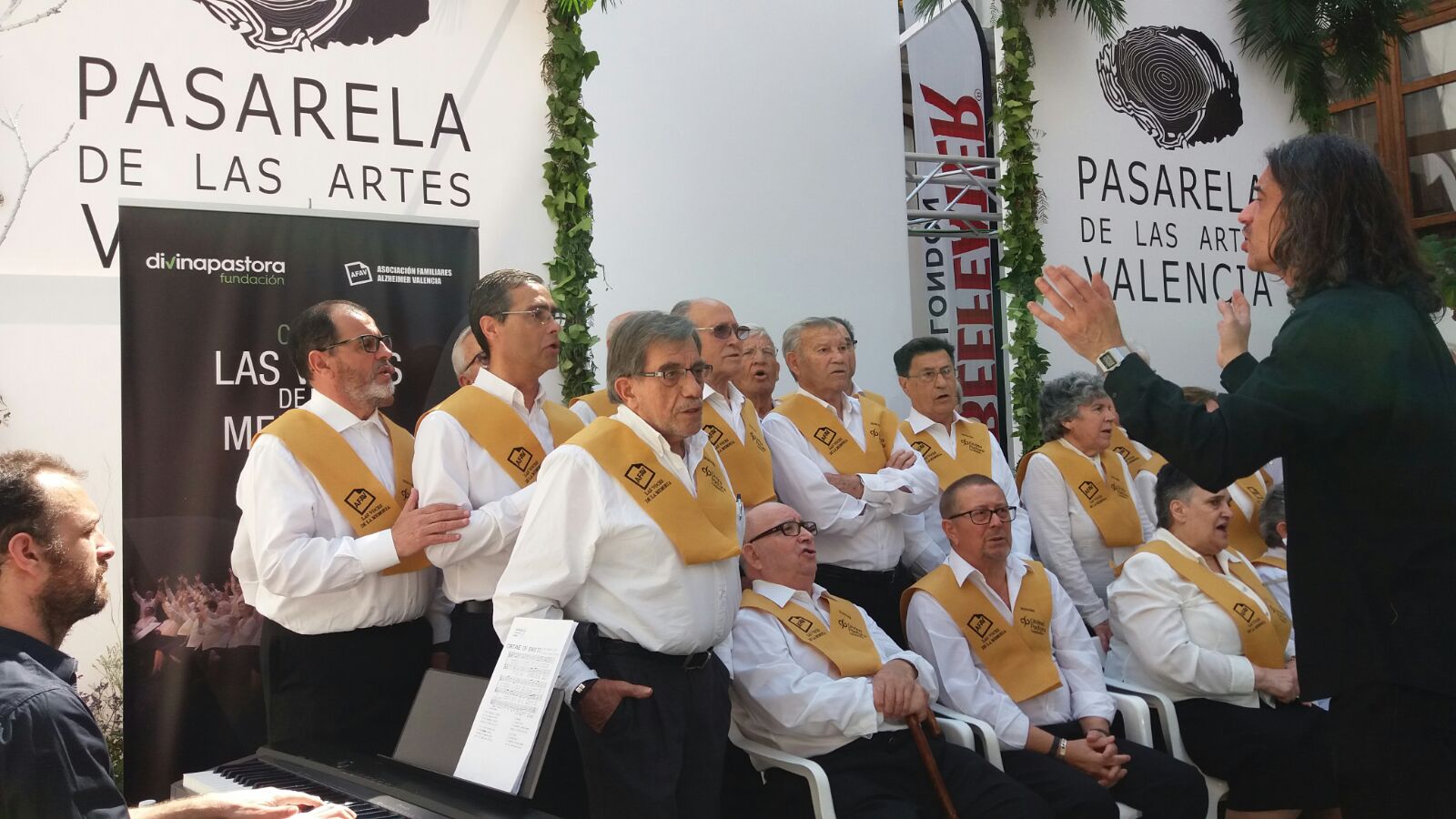 Les Veus de la Memòria enamora al público de la Pasarela de las Artes