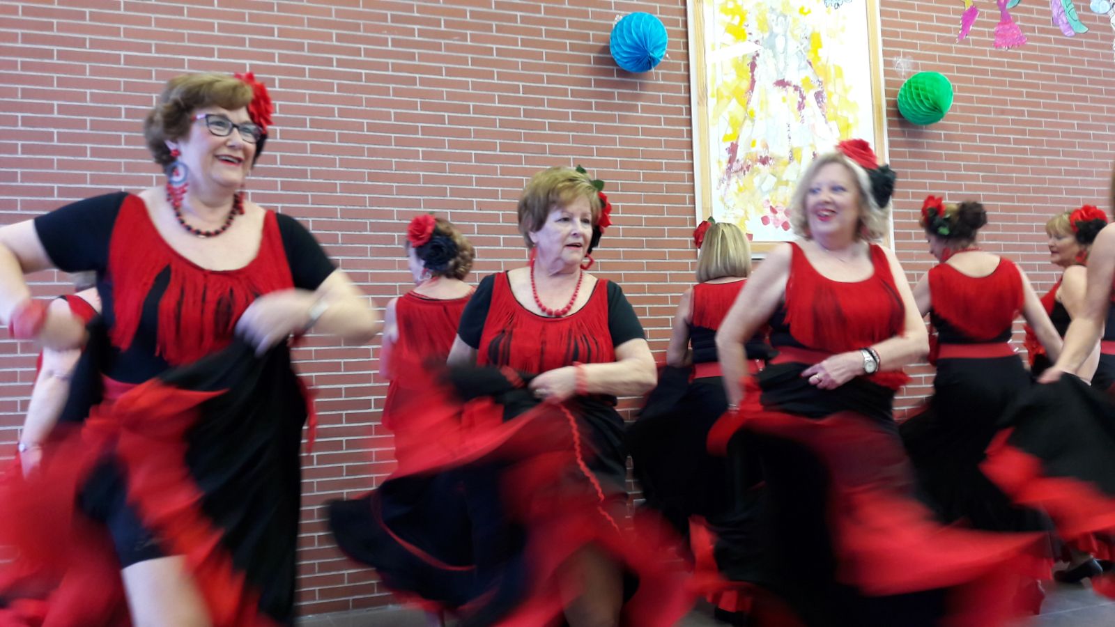 La Amas de Casa Aitana bailan para nuestros usuarios