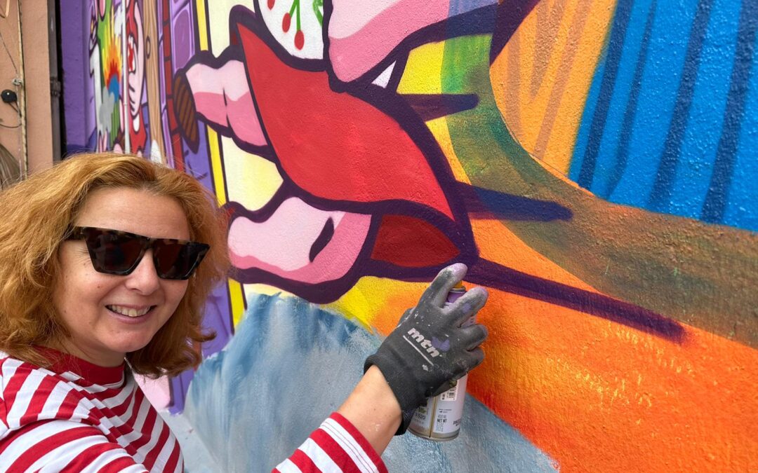 AFAV y Fundación QUAES inauguran el mural urbano “Siempre en nuestra memoria” pintado por la artista Barbiturikills