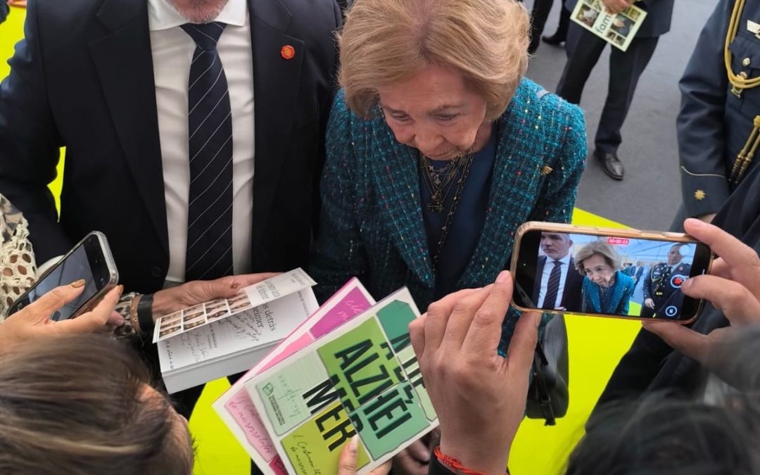 La reina Doña Sofía recibe los libros de AFAV